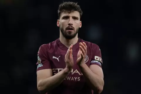 مدافع مان سيتي: اللاعبون الجدد يأتون متعطشين للفوز.. ويجب علينا مواصلة العمل